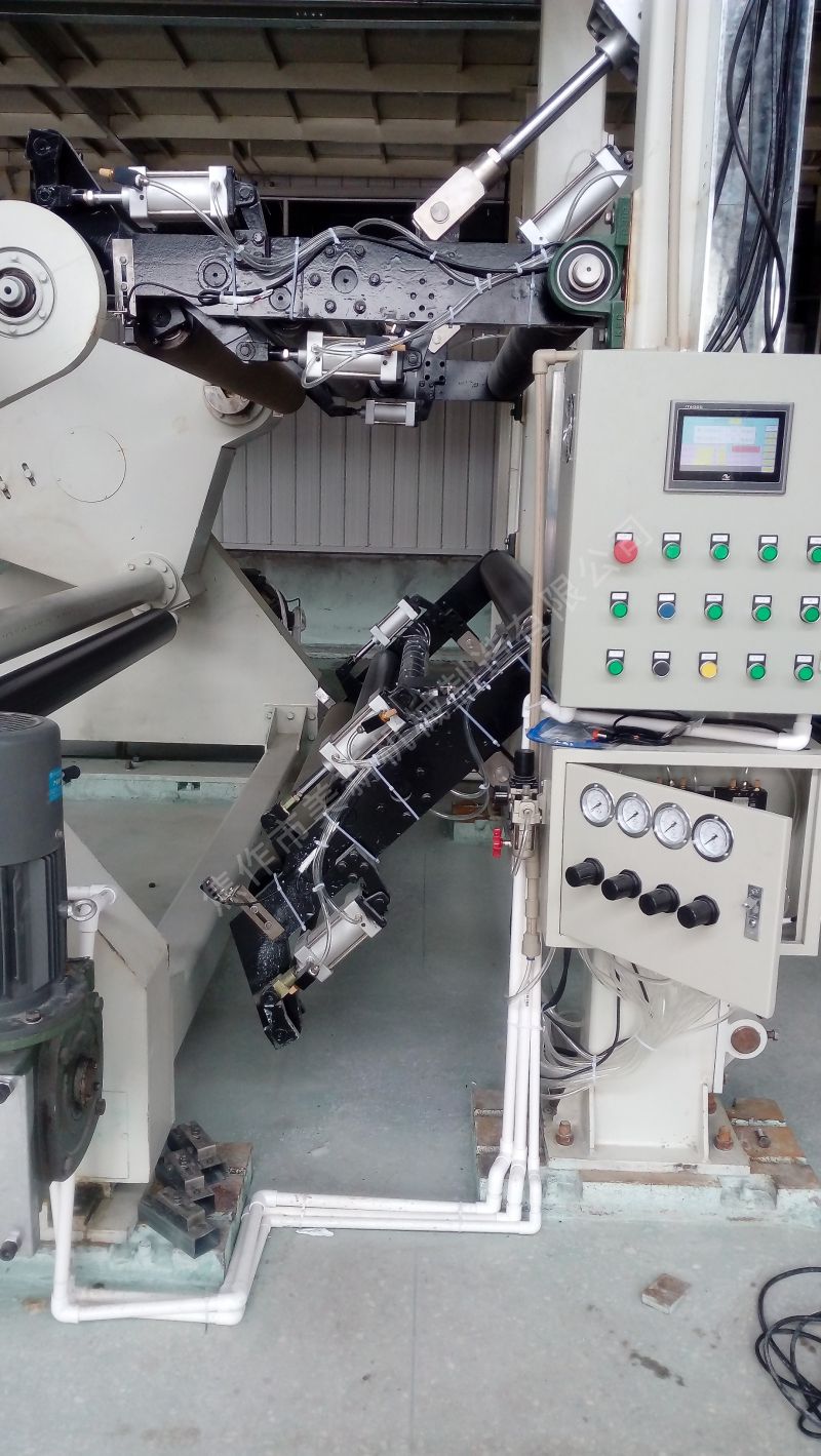 Double automatic paper receiving and breaking knife